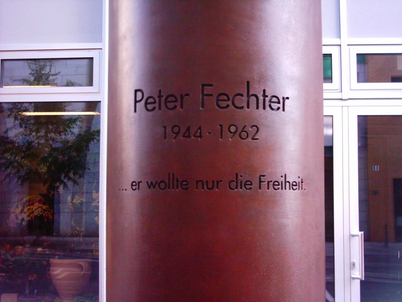Rust-brown steel column inscribed "Peter Fechter 1944–1962 … er wollte nur die Freiheit"