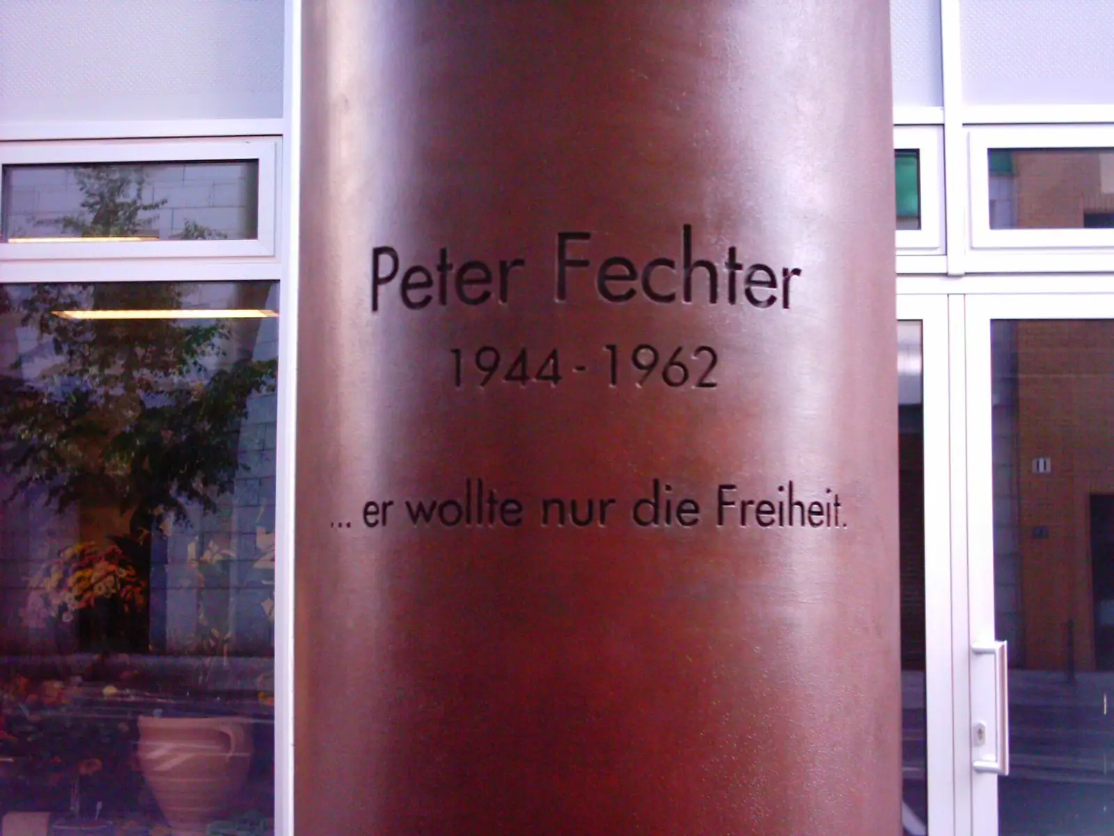 Rust-brown steel column inscribed "Peter Fechter 1944–1962 … er wollte nur die Freiheit"