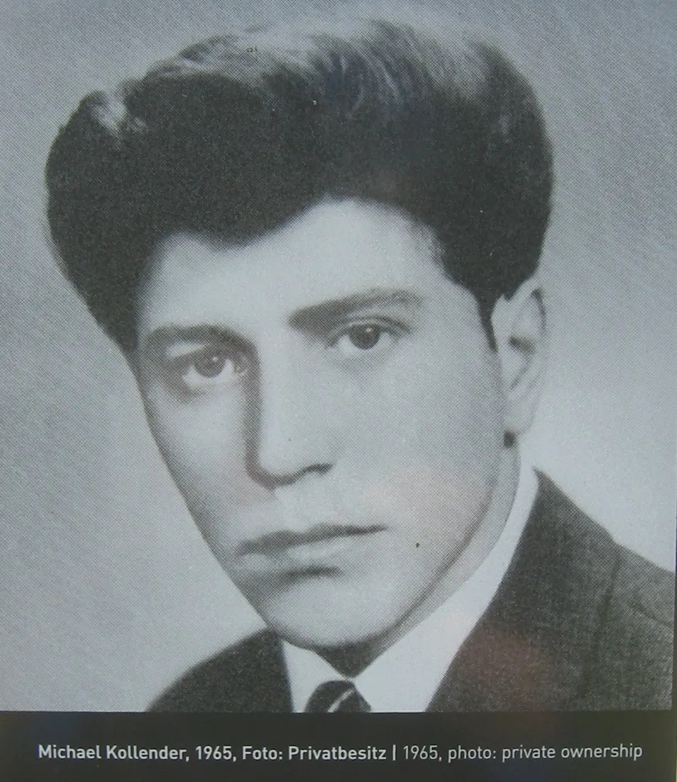 Black-and-white portrait of a young man with thick dark hair, wearing a jacket and tie, with the caption "Michael Kollender, 1965, Foto: Privatbesitz"