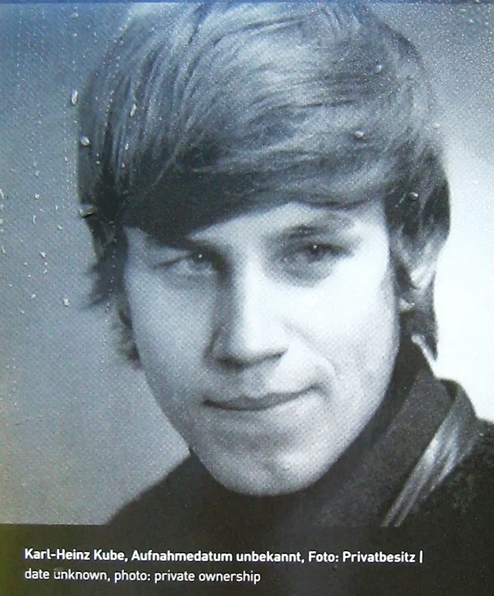 Black-and-white portrait of a young man with a long fringe, wearing a dark polo-neck and leather jacket, with the caption "Karl-Heinz Kube, Aufnahmedatum unbekannt, Foto: Privatbesitz"