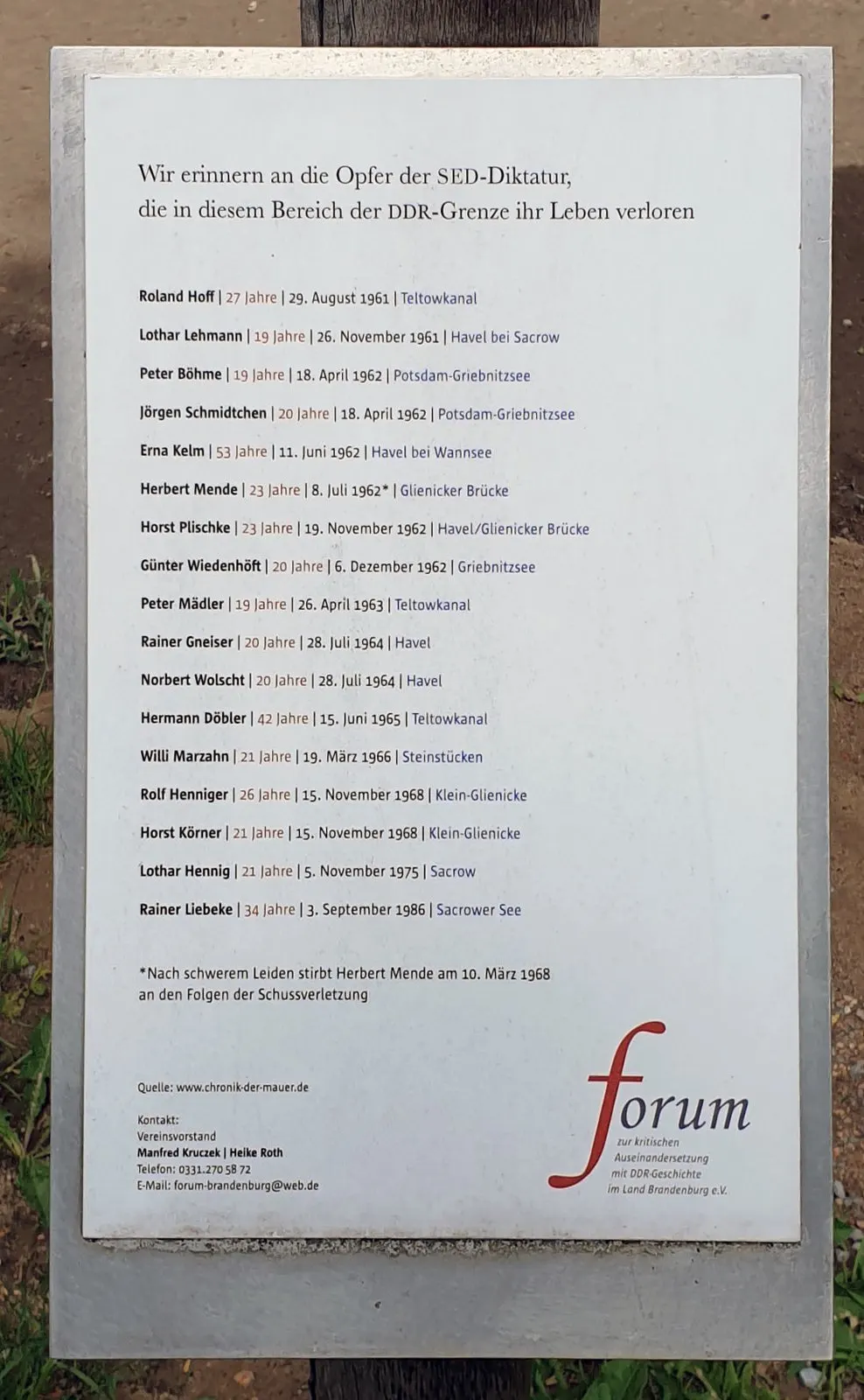 White metal-framed plaque on a wooden post with a two-line heading and a list of seventeen names, each followed by age, date and place of death; the second line reads "Lothar Lehmann | 19 Jahre | 26. November 1961 | Havel bei Sacrow". A "forum" logo with a large red f is at the bottom right.