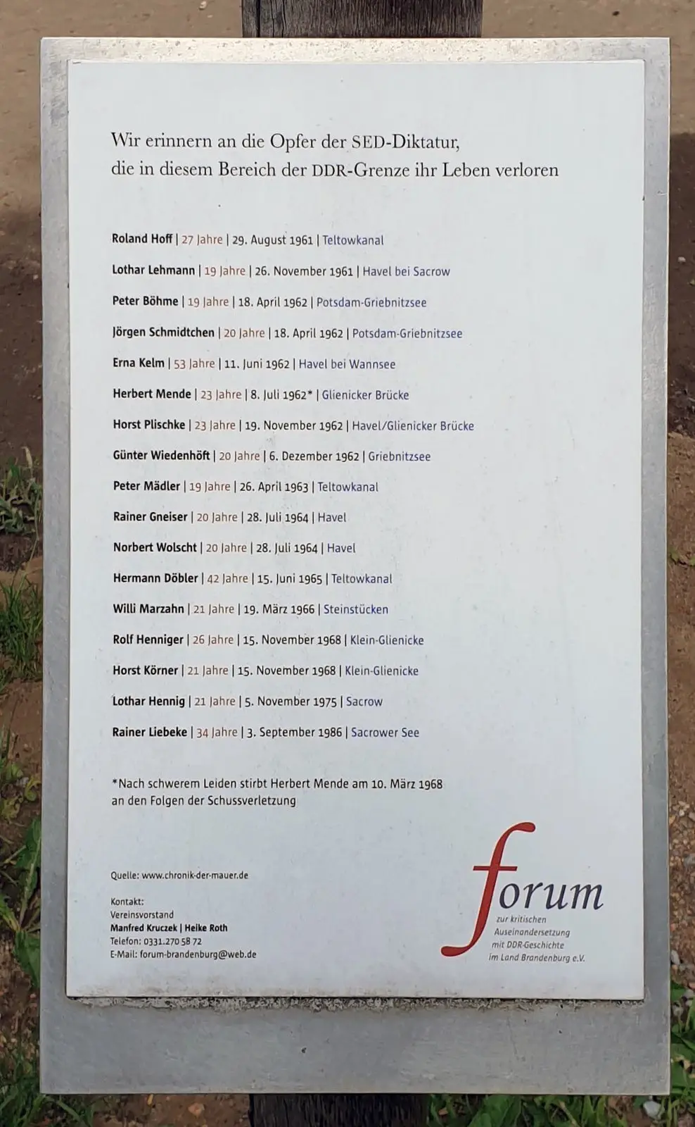 White metal-framed plaque on a wooden post with a two-line heading and a list of seventeen names, each followed by age, date and place of death; the second line reads "Lothar Lehmann | 19 Jahre | 26. November 1961 | Havel bei Sacrow". A "forum" logo with a large red f is at the bottom right.