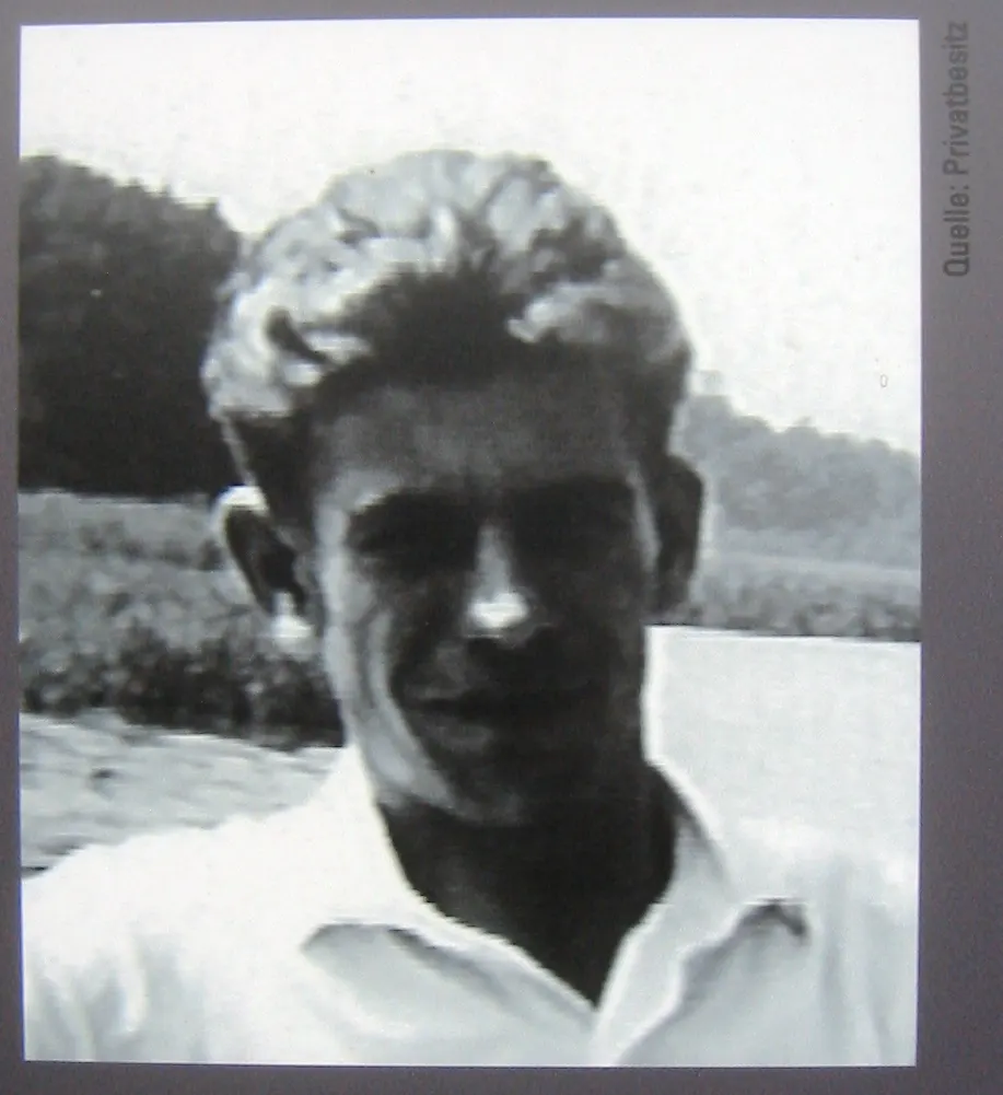 Black-and-white photograph of a young man with light wavy hair and an open white shirt, outdoors, with the credit "Quelle: Privatbesitz" at the edge