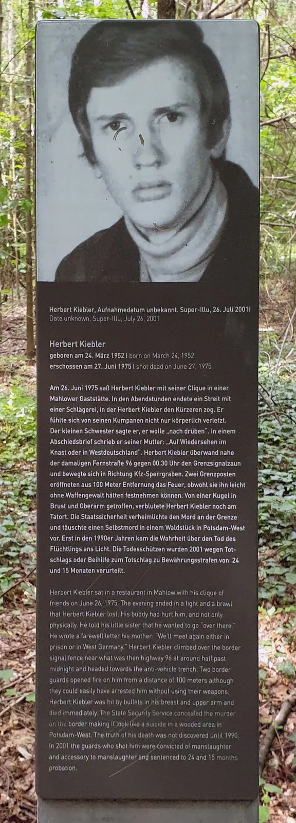 Dark panel topped by a black-and-white portrait of a young man in a roll-neck sweater, followed by German and English text