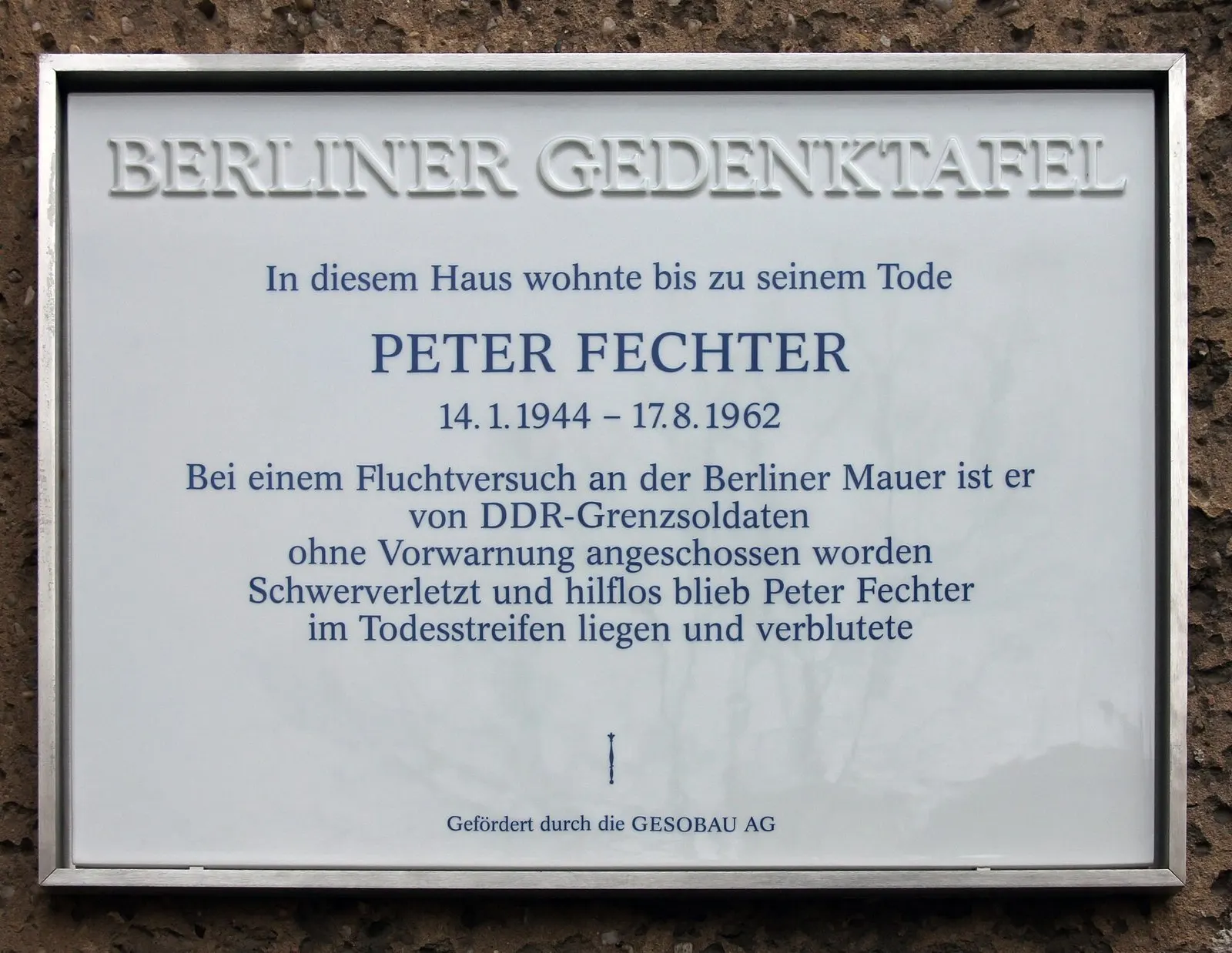 White plaque headed "Berliner Gedenktafel" stating that Peter Fechter lived in this house until his death