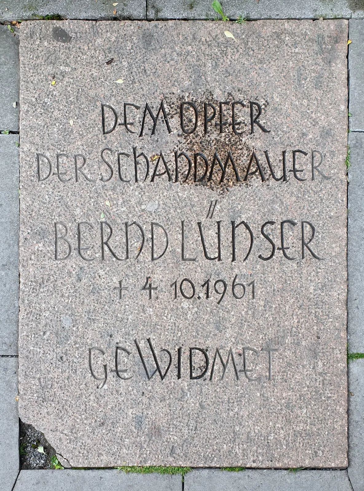 Granite slab engraved "Dem Opfer der Schandmauer Bernd Lünser † 4.10.1961 gewidmet"