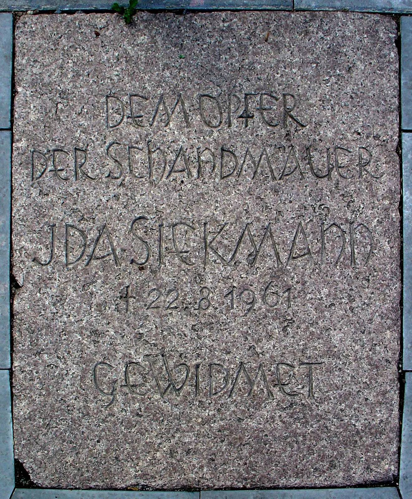 Granite slab set into the pavement engraved "Dem Opfer der Schandmauer Ida Siekmann † 22.8.1961 gewidmet"