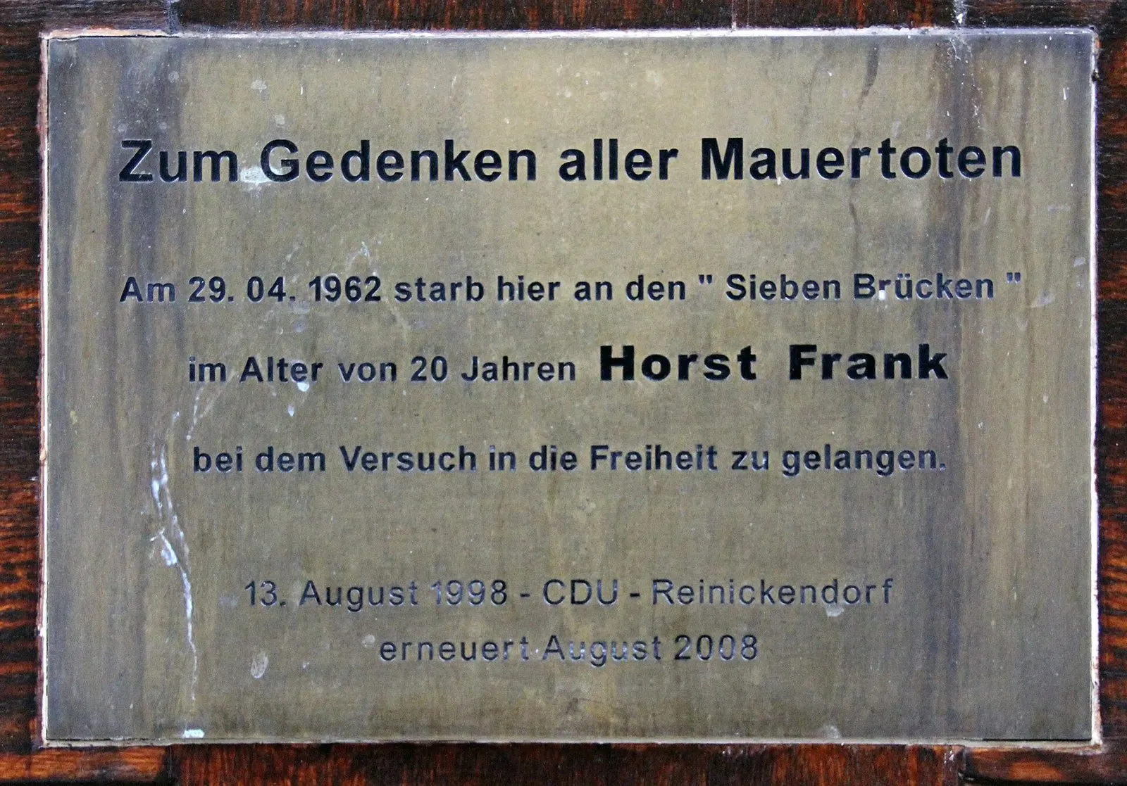 Metal plaque reading "Zum Gedenken aller Mauertoten … Am 29.04.1962 starb hier … Horst Frank"