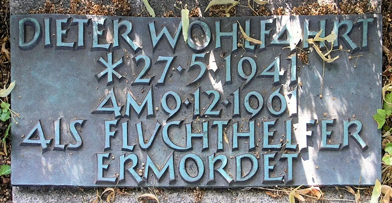 Bronze plaque reading "Dieter Wohlfahrt *27.5.1941 am 9.12.1961 als Fluchthelfer ermordet"